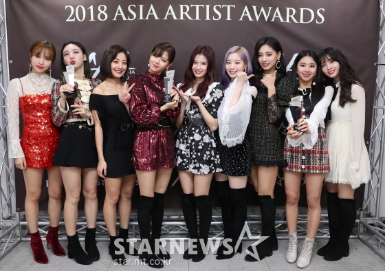 걸그룹 트와이스가 11월 28일 오후 인천 남동체육관에서 진행된 2018 AAA(Asia Artist Awards) 시상식에서 기념촬영을 하고 있다./사진=임성균 기자
