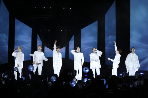 아이돌그룹 방탄소년단이 10월 6일 미국 투어 뉴욕시티필드에서 공연을 펼치고 있다. /사진제공=빅히트엔터테인먼트