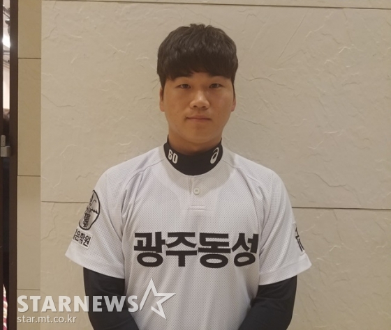 KIA 선수단 합류를 앞두고 있는 김기훈. /사진=김동영 기자<br /><br />
<br /><br />
