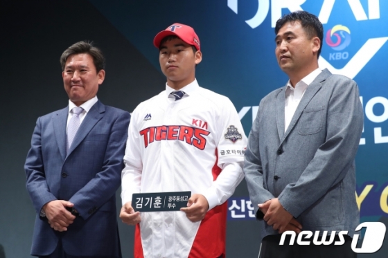 지난 6월 1차 지명식 당시 김기훈(가운데). 왼쪽은 조계현 KIA 단장. /사진=뉴스1<br /><br />
<br /><br />
