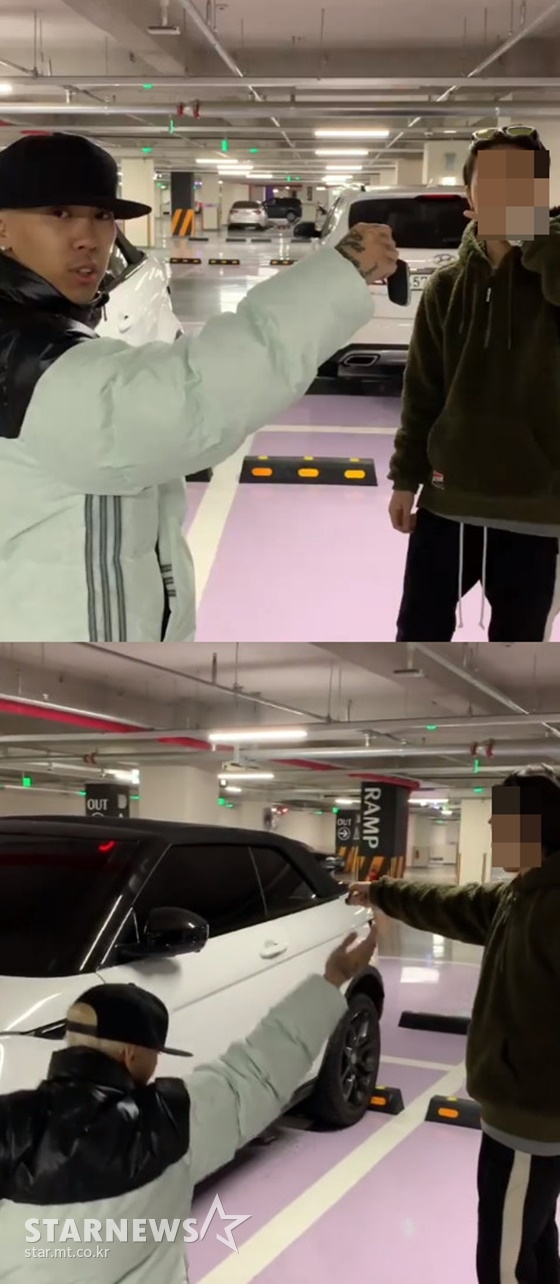 래퍼 도끼가 매니저에게 고급 외제차량을 선물하며 남다른 스케일을 자랑했다. /사진=도끼 인스타그램 영상 캡처