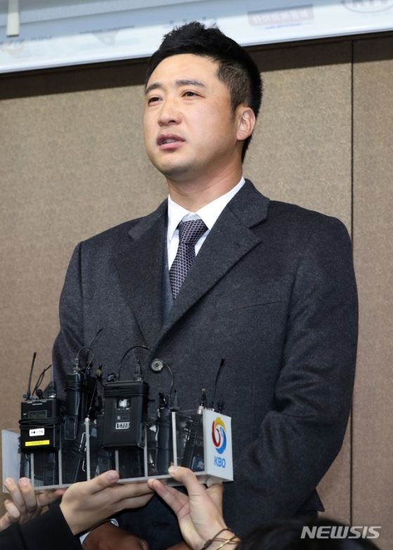 넥센 히어로즈 이택근이 19일 오후 서울 야구회관에서 열린 상벌위원회에 참석한 이후 취재진 앞에 섰다. /사진=뉴시스