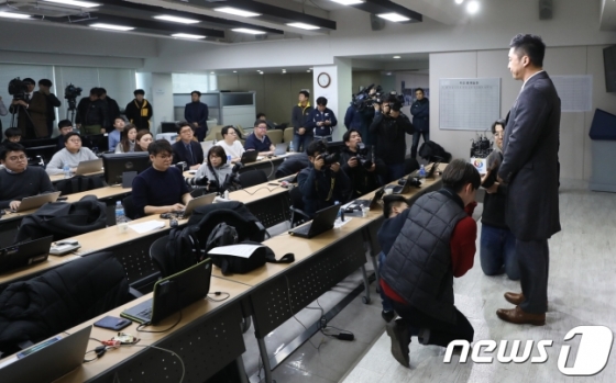 넥센 히어로즈 이택근이 19일 오후 서울 강남구 야구회관에서 기자회견을 열고 \'문우람 폭행사건\'에 대해 자신의 입장을 밝히고 있다. /사진=뉴스1