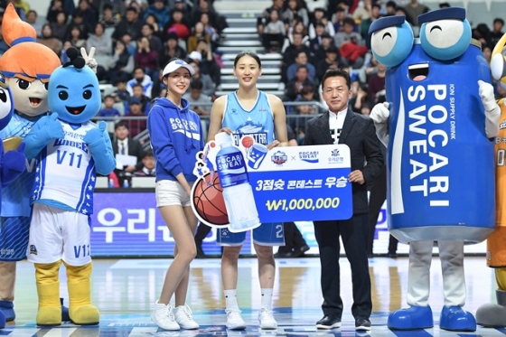 3점슛 콘테스트 우승 후 시상식 장면. /사진=WKBL 제공