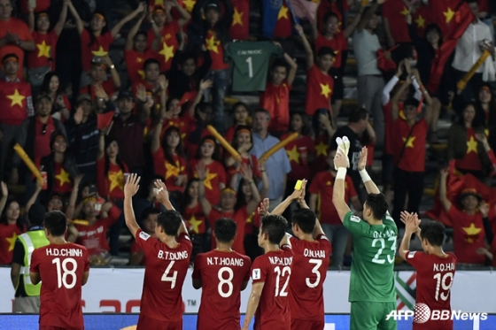 팬들에게 박수를 보내는 베트남 선수들. / 사진=AFPBBNews=뉴스1
