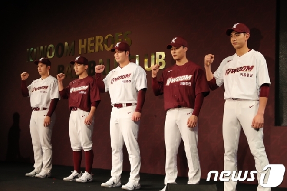 새 유니폼을 공개한 최원태, 서건창, 박병호,김하성, 이정후(왼쪽부터)./사진=뉴스1