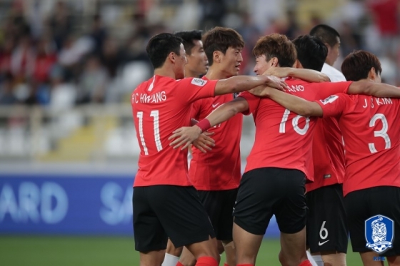 한국이 선제골을 넣자 기뻐하는 선수들 /사진=대한축구협회 제공<br /><br />
<br /><br />
