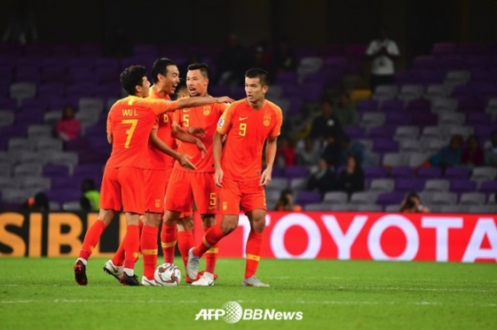 샤오 즈의 동점골이 터지자 기뻐하는 중국 선수들. /AFPBBNews=뉴스1