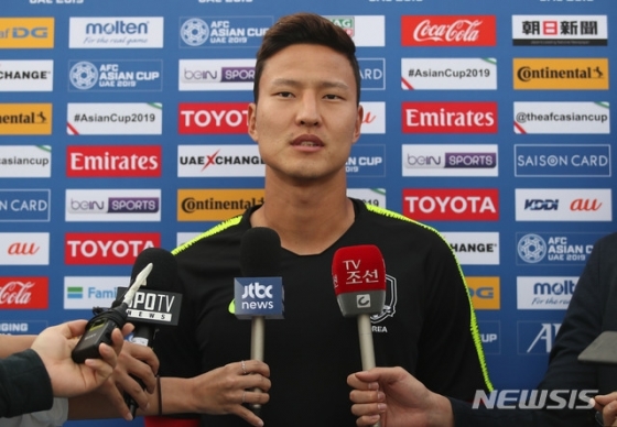 19일 오후(현지시간) 아랍에미리트 두바이 NAS 스포츠 컴플렉스에서 축구 국가대표팀 권경원이 훈련 전 인터뷰를 하고 있다. /사진=뉴시스<br /><br />
<br /><br />

