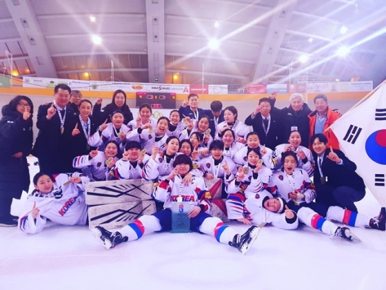 여자 U18 아이스하키 대표팀이 19일 새벽 열린 2019 IIHF 여자 U18 세계선수권 디비전 1 그룹 B 퀄리피케이션 결승에서 카작을 4-3(SO)으로 이기고 우승했다./사진=대한아이스하키협회