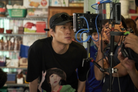 모니터를 보고 있는 이병헌 감독/'극한직업' 스틸