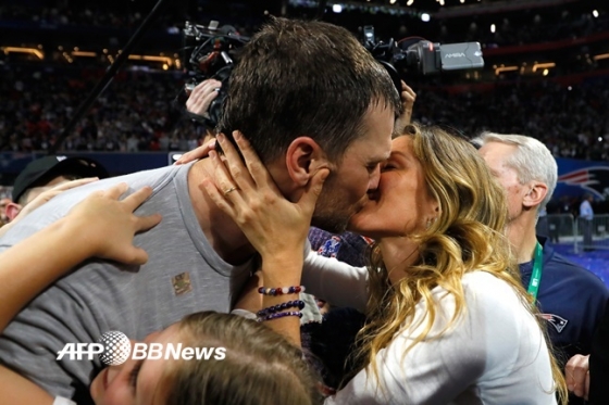 톰 브래디(왼쪽)가 아내와 키스하고 있다. /AFPBBNews=뉴스1