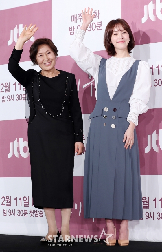 배우 김혜자(사진 왼쪽)와 한지민/사진=김휘선 기자