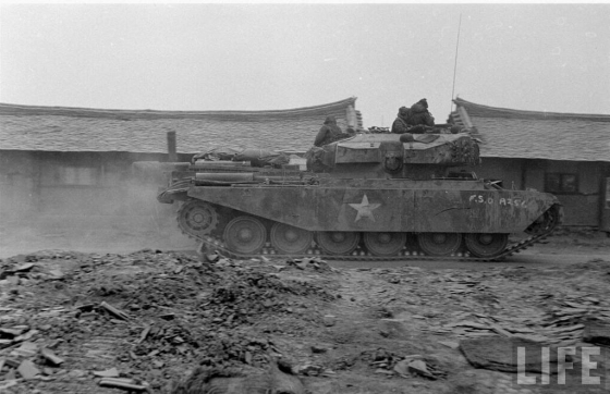 기동 중인 센추리온 전차. 한국전쟁 당시의 모습이다.