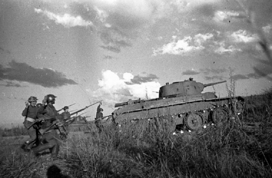 할힌골 전투 당시 전차를 앞세우고 진격하는 소련군