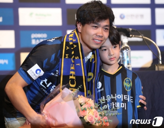 콩 푸엉(왼쪽)과 인천 팬. /사진=뉴스1