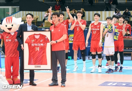 16일 수원실내체육과에서 ㅇ려린 한국전력과 우리카드의 2세트 종료 후 한국전력 권영민 코치가 은퇴식을 갖고 선수들의 축하를 받고 있다.