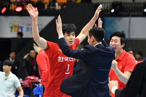 서재덕과 하이파이브하는 김철수 한국전력 감독./사진=KOVO<br /><br />
