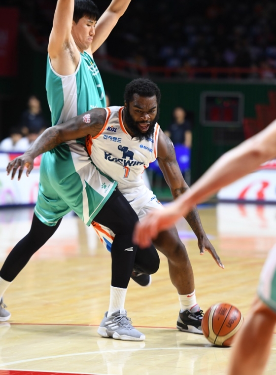 인천 전자랜드의 기디 팟츠(오른쪽). / 사진=KBL 제공