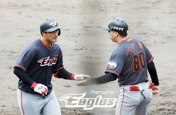 지난 16일 주니치전에서 투런 홈런을 쏘아 올린 변우혁(왼쪽)./사진=한화 이글스