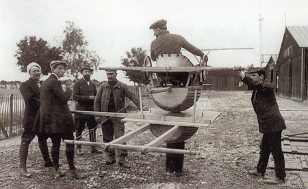 1910년 당시의 비행 시뮬레이션(?). 조종간의 움직임에 따라 기체의 움직임을 재현해줍니다. 사람이 직접(…)