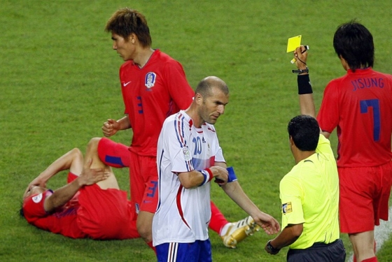 2006 독일 월드컵 한국-프랑스전 당시 지네딘 지단(가운데)과 박지성(오른쪽). /AFPBBNews=뉴스1