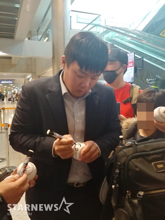 귀국장에서 팬들에게 사인을 해주고 있는 KIA 타이거즈 안치홍. /사진=김동영 기자<br /><br />
<br /><br />
