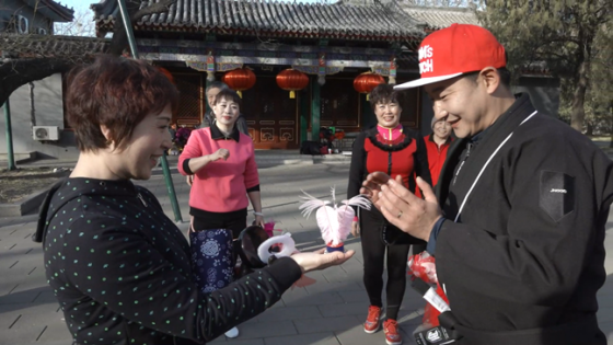 중국 전통 제기를 선물 받는 이천수(오른쪽).  /사진=H ENT
