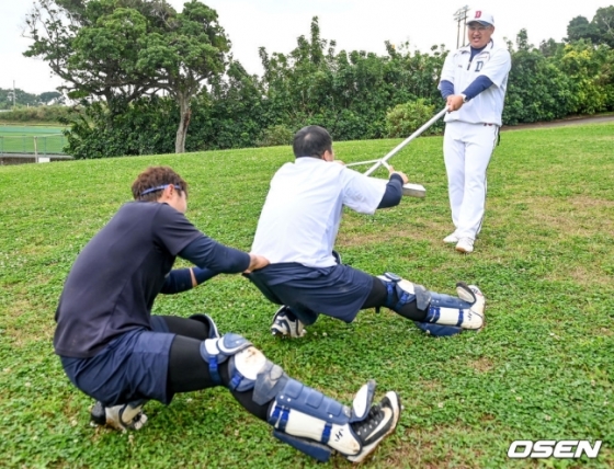 일본 오키나와 스프링캠프에서 포수 이흥련, 최용재와 훈련하고 있는 조인성 코치(오른쪽).