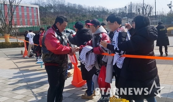 LG 차명석 단장(왼쪽)이 팬들에게 사인을 하고 있다. /사진=김우종 기자