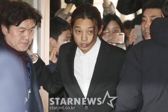성관계 동영상 불법 촬영 및 메신저 단체 대화방 등을 통해 공유한 의혹을 받고 있는 가수 정준영이 14일 오전 서울 종로구 서울지방경찰청에서 조사를 받기 위해 피의자 신분으로 출석하고 있다./사진=김창현 기자