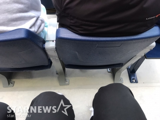 무릎과 앞좌석 간격이 여유롭다. /사진=한동훈 기자