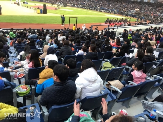 팔걸이가 음료수 거치대 및 테이블 역할을 함께한다. /사진=한동훈 기자