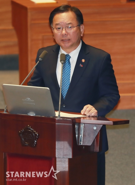 김부겸 행정안전부 장관이 19일 오후 서울 여의도 국회에서 열린 본회의에서 의원들의 정치분야 대정부질문에 대해 답하고 있다. /사진=스타뉴스