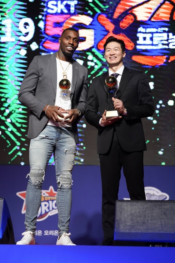 외국선수 MVP 라건아와 함께 포즈를 취한 이정현. /사진=KBL 제공