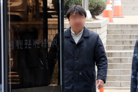 수백억원대의 세금을 탈루한 혐의를 받고 있는 클럽 아레나 사장 임모씨가 25일 오전 서울 서초구 서울중앙지방법원에서 열린 구속 전 피의자심문(영장실질심사)에 출석하고 있다. /사진=뉴스1