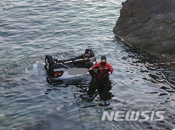 강릉에서 SUV 차량 한대가 바다에 빠져 5명이 사망했다./사진=뉴시스(동해해양경찰서 제공)
