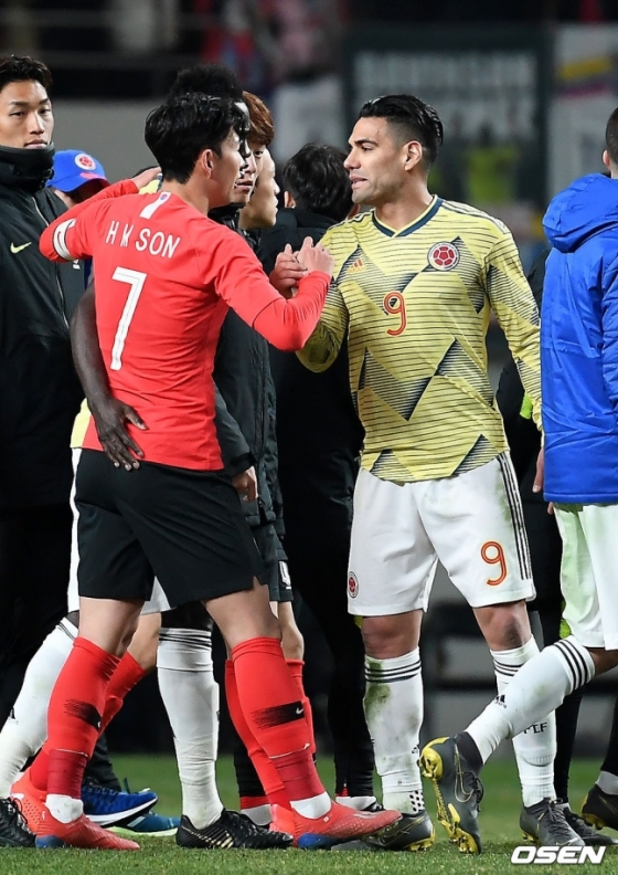 경기 종료 후 한국 손흥민과 콜롬비아 팔카오가 악수를 나누고 있다. 