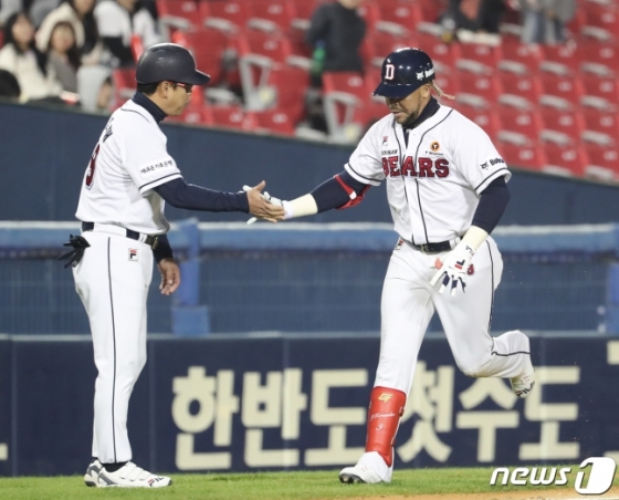 페르난데스(오른쪽)이 7회 홈런을 친 뒤 그라운드를 돌고 있다. /사진=뉴스1<br /><br />
<br /><br />
