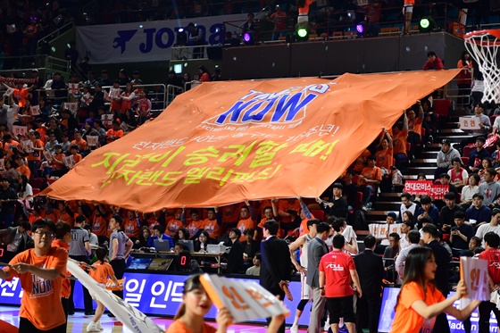 인천 전자랜드 팬들의 응원. / 사진=KBL 제공