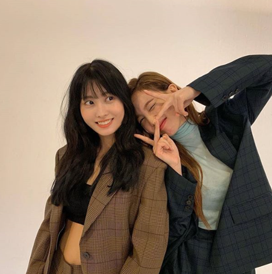 모모와 나연./사진=트와이스 인스타그램
