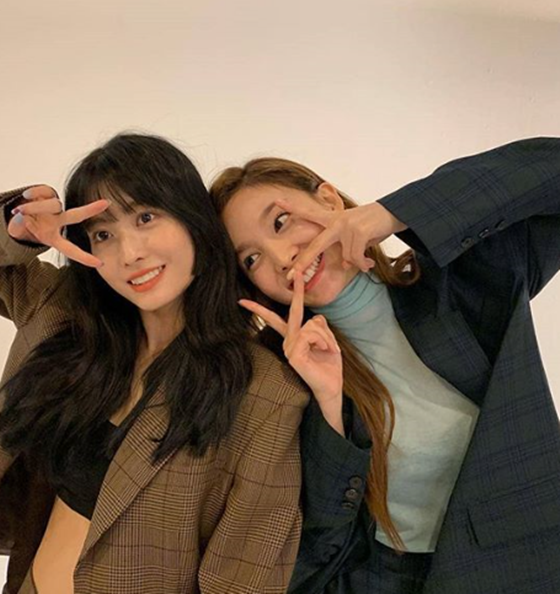 모모와 나연./사진=트와이스 공식 인스타그램