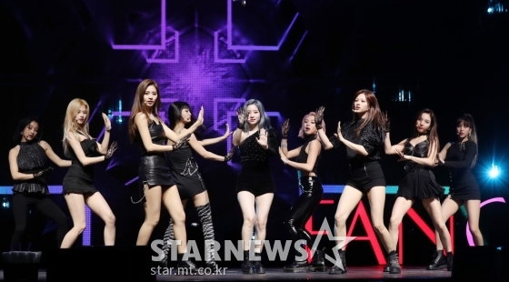 걸그룹 트와이스가 22일 오후 서울 광진구 예스24 라이브홀에서 진행된 미니앨범 'FANCY YOU' 발매 기념 쇼케이스에서 멋진 무대를 선보이고 있다. /사진=김휘선 기자