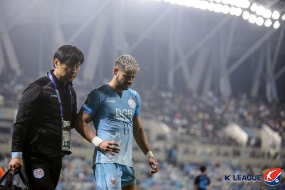 햄스트링 부상으로 교체되는 세징야(오른쪽). /사진=한국프로축구연맹 제공