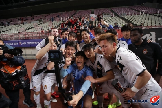 경남FC 선수들이 ACL 첫 승의 기쁨을 만끽하고 있다. /사진=한국프로축구연맹 제공