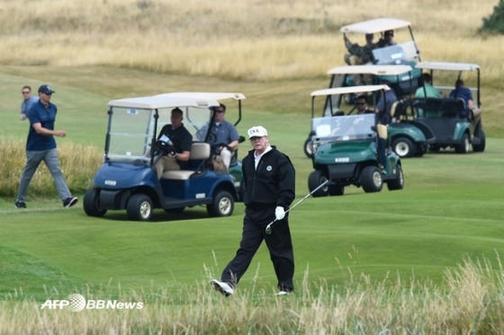 골프 라운딩을 하는 도널드 트럼프 미국 대통령.  /AFPBBNews=뉴스1