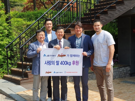 서울 SK, 다문화 가정지원 기관에 '쌀 400kg' 전달. / 사진=서울 SK 제공
