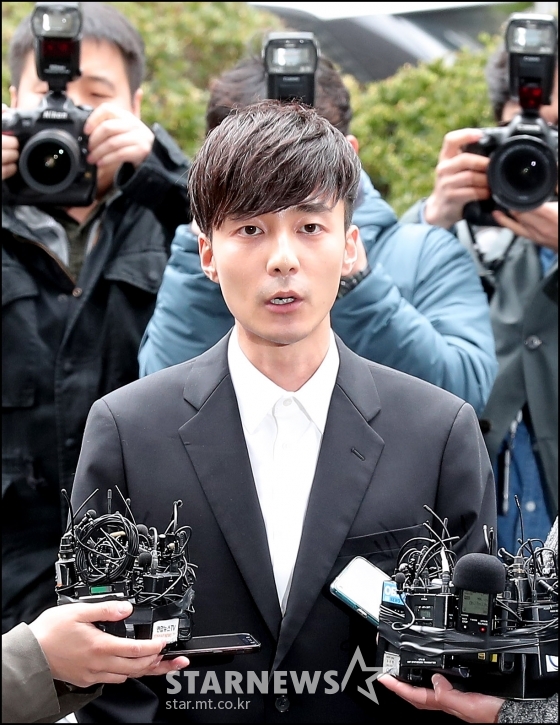 음란물 유포 혐의를 받고 있는 가수 로이킴(26·김상우)이 서울 종로구 서울지방경찰청 광역수사대에서 피의자 신분으로 조사를 받기 위해 출석하고 있다./사진=김창현 기자