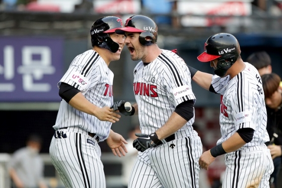 홈런을 축하하는 조셉과 동료들 /사진=LG트윈스