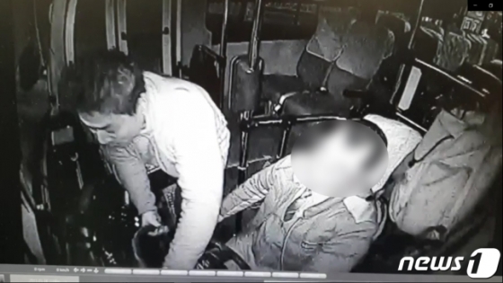 박정태(왼쪽)씨가 버스에 올라타 핸들을 만지는 모습. /사진=뉴스1